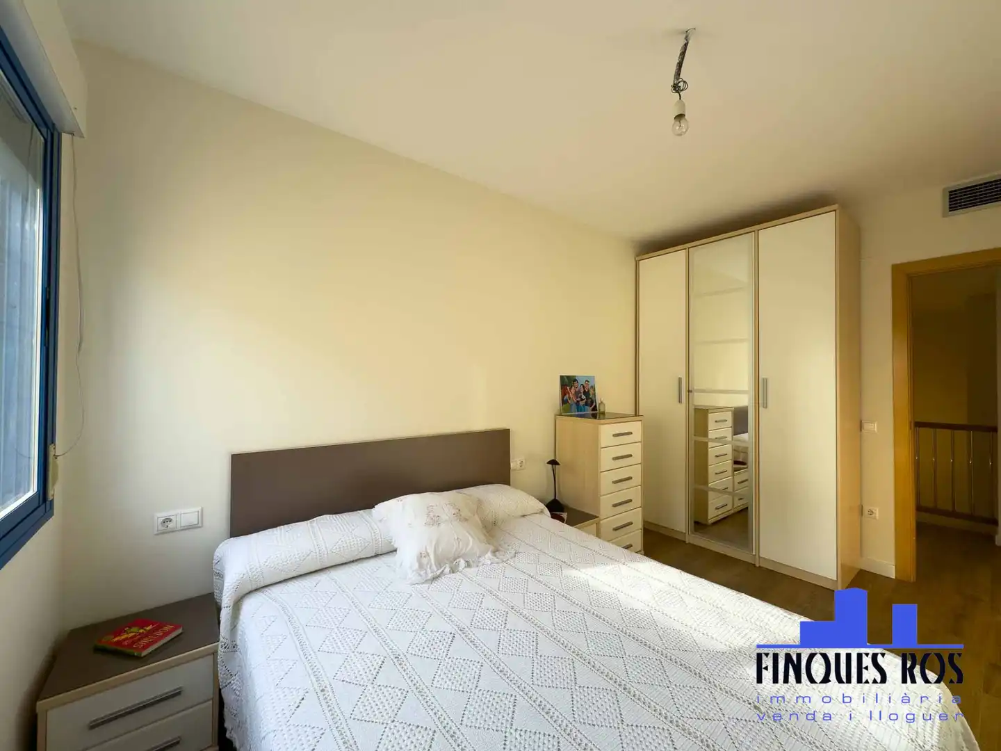 Schlafzimmer von Dachboden zum Verkauf in Vinaròs mit Klimaanlage, Heizung und Parkett