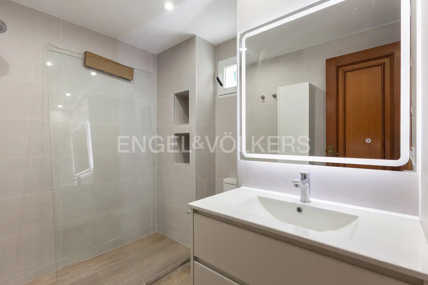 Badezimmer von Wohnung zur Miete in Valencia mit Klimaanlage, Heizung und Terrasse