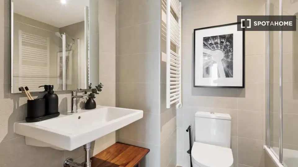 Bathroom of Flat for rent in Barcelona  with Air Conditioner, Heating and Furnished