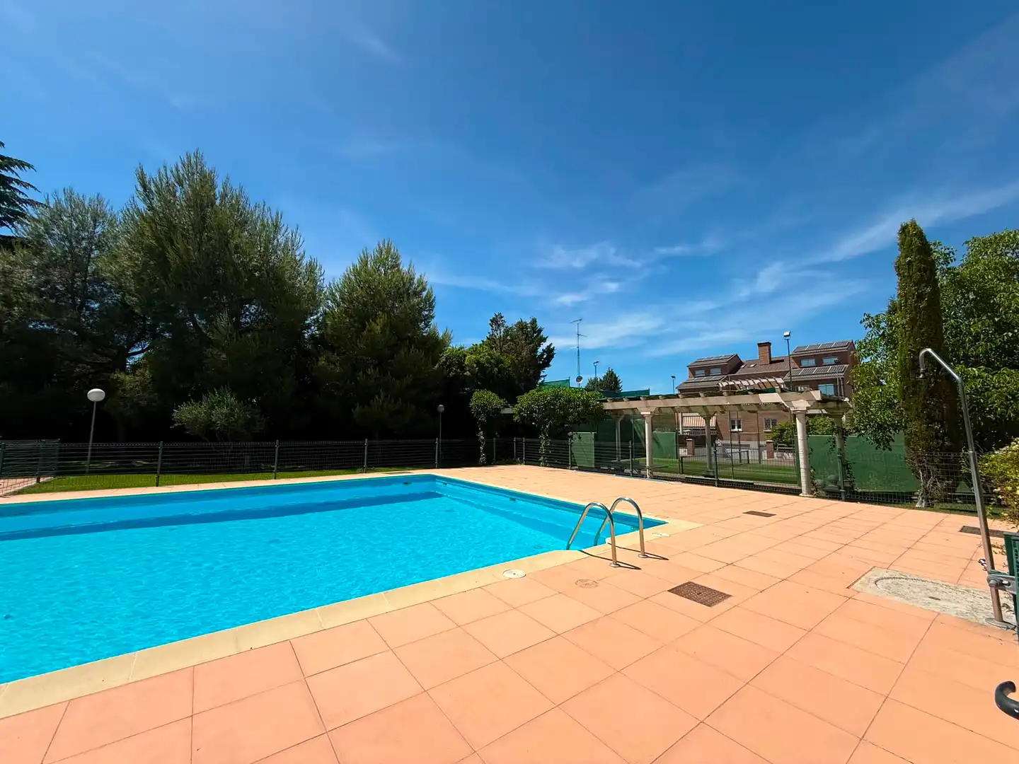 Schwimmbecken von Einfamilien-Reihenhaus zum Verkauf in Santa Marta de Tormes mit Klimaanlage, Heizung und Privatgarten