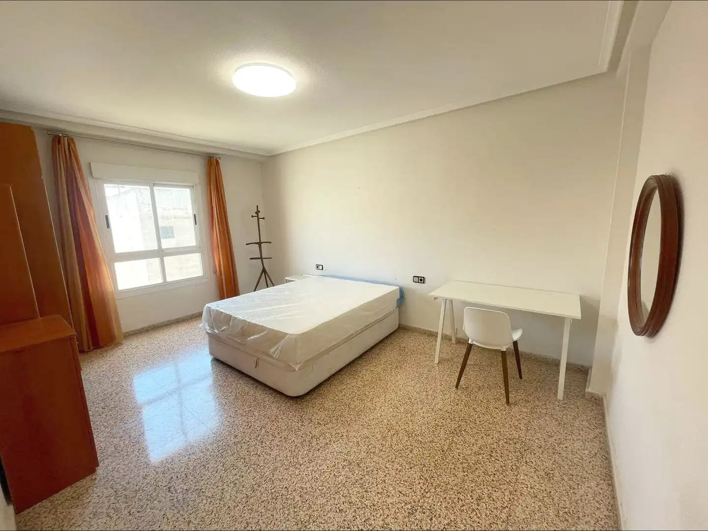Bedroom of Flat for share in Elche / Elx  with Air Conditioner, Furnished and Balcony