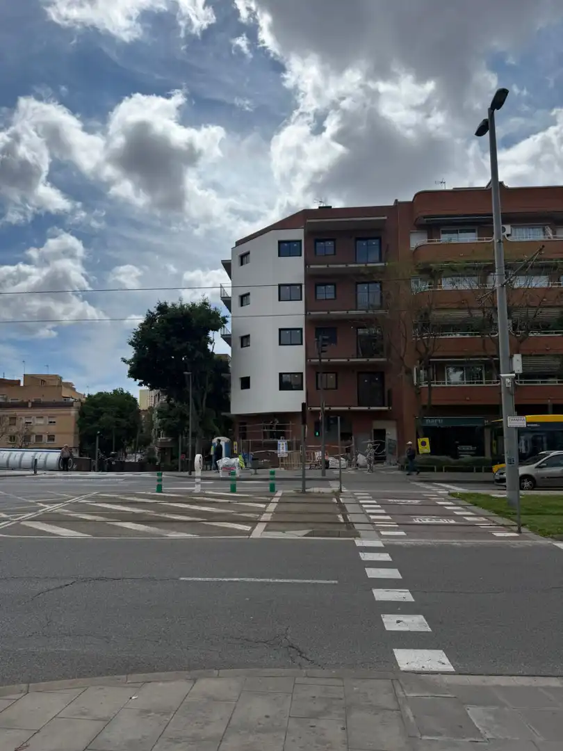 Vista exterior de Piso en venta en Cornellà de Llobregat con Calefacción, Parquet y Balcón