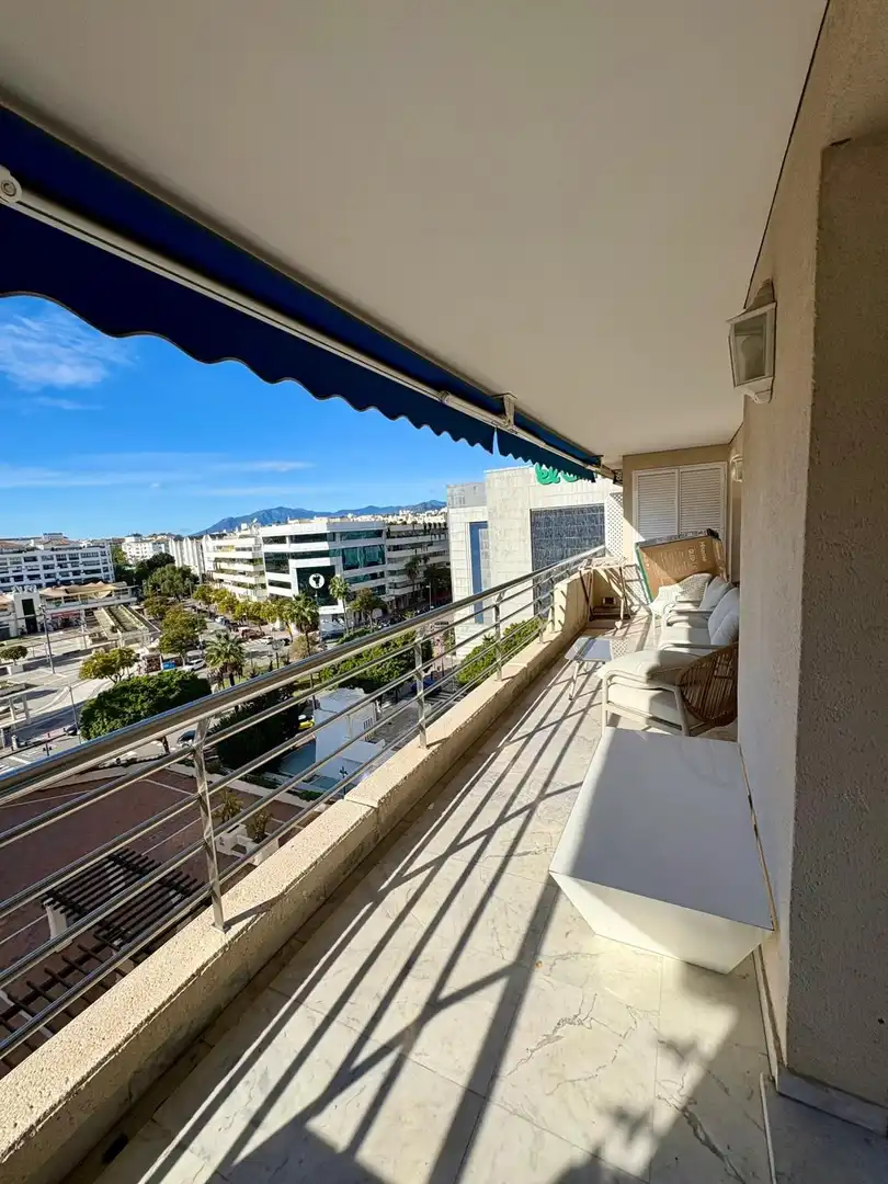 Außenansicht von Wohnung zum Verkauf in Marbella mit Terrasse, Balkon und Gemeinschaftspool
