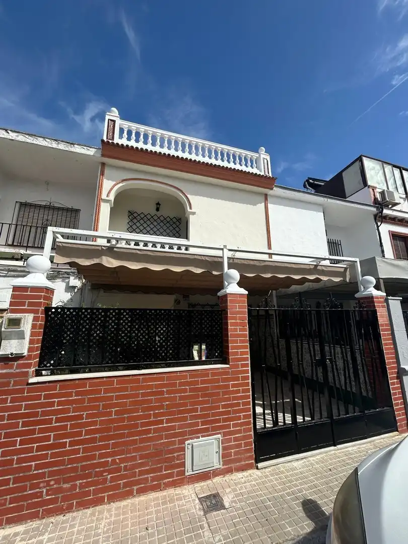 Vista exterior de Casa o xalet en venda en Utrera Ciudad 
