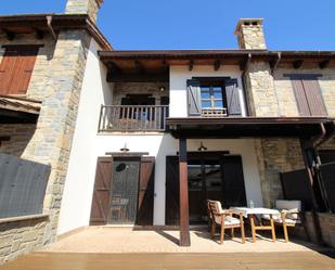 Vista exterior de Casa adosada en venda en Jaca amb Terrassa i Balcó