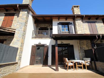 Vista exterior de Casa adosada en venda en Jaca amb Jardí privat, Parquet i Terrassa