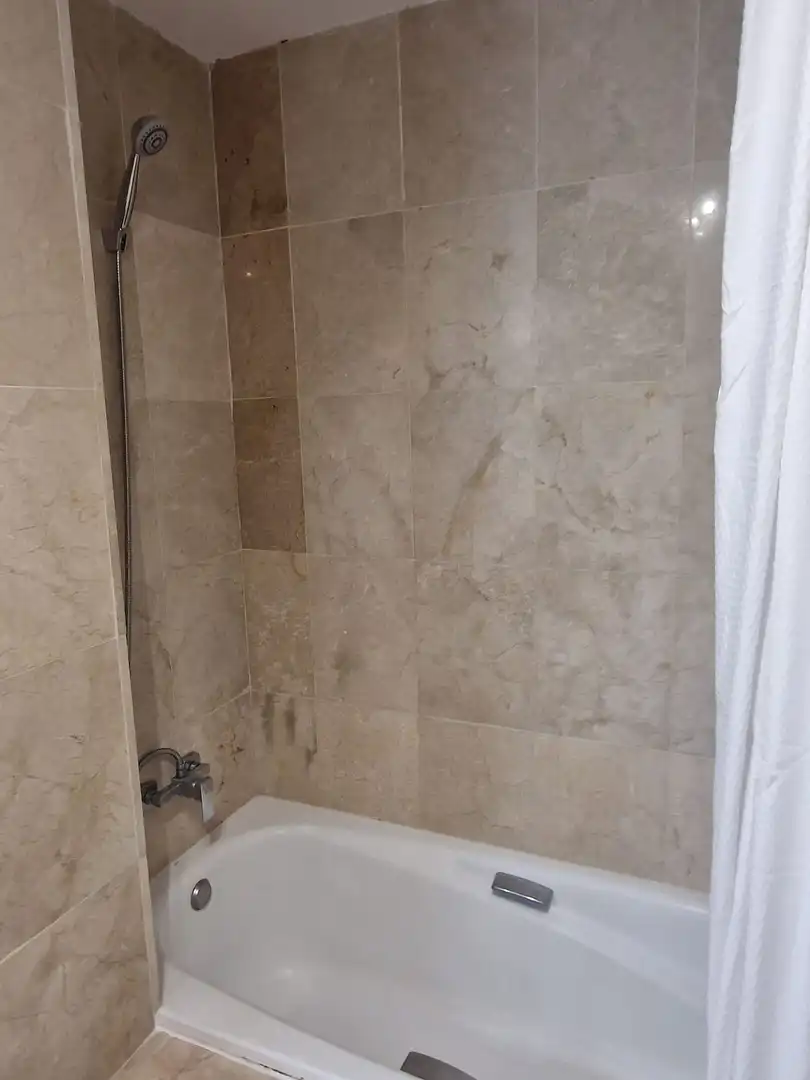 Baño de Planta baja de alquiler en Marbella con Terraza y Piscina comunitaria