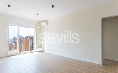 Sala d'estar de Apartament en venda en  Barcelona Capital amb Aire condicionat, Forn i Balcó