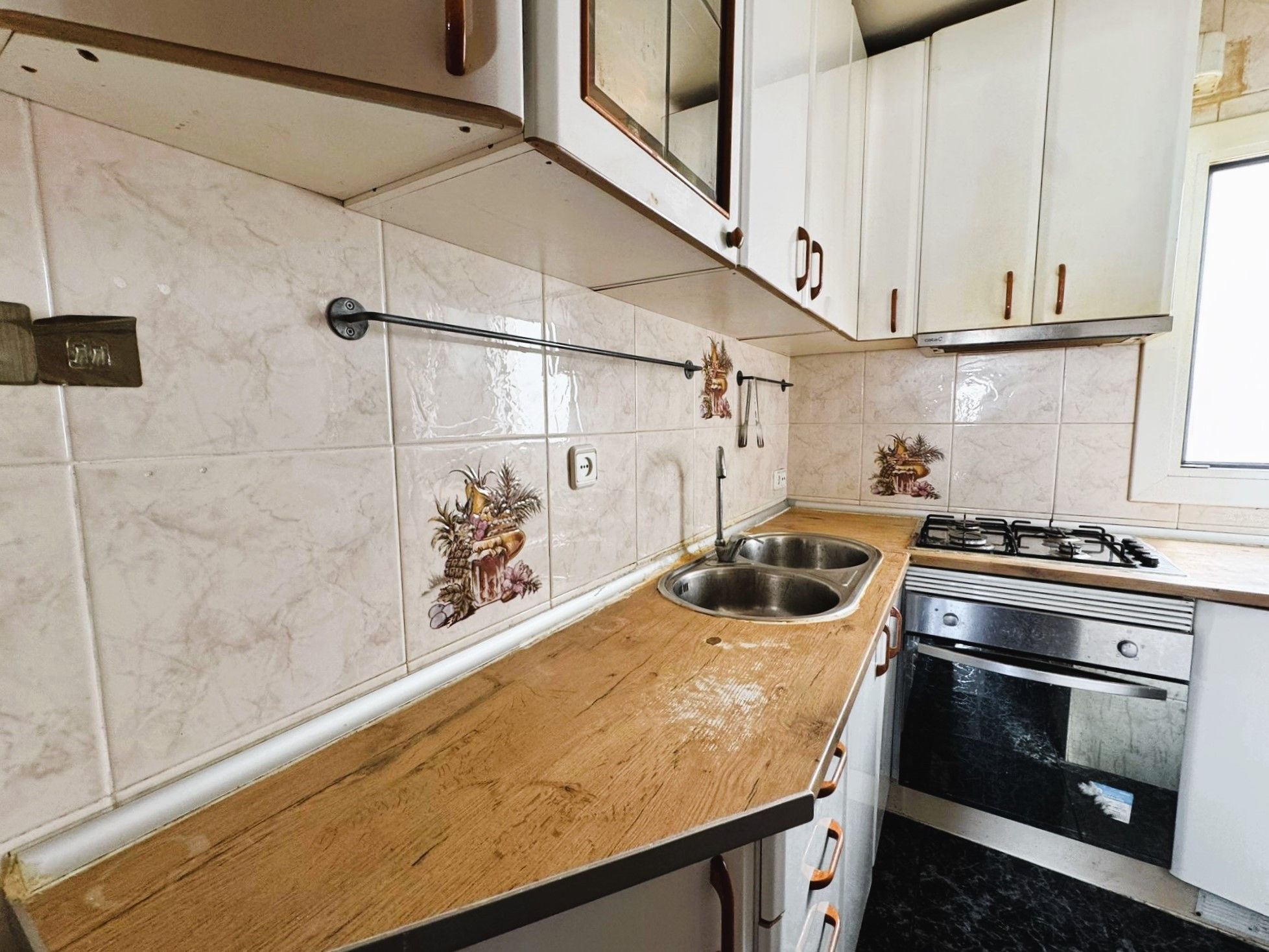 Kitchen of Flat for sale in L'Hospitalet de Llobregat