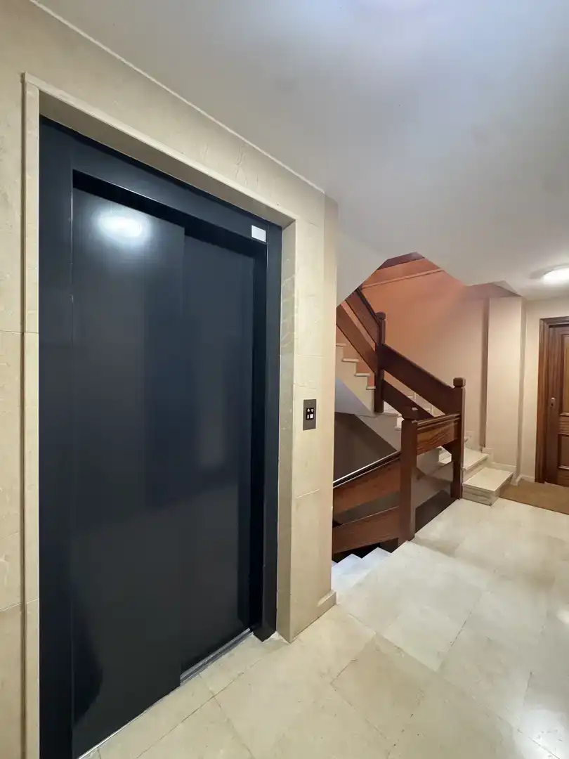 Wohnung zum Verkauf in Teo mit Klimaanlage, Schwimmbad und Balkon