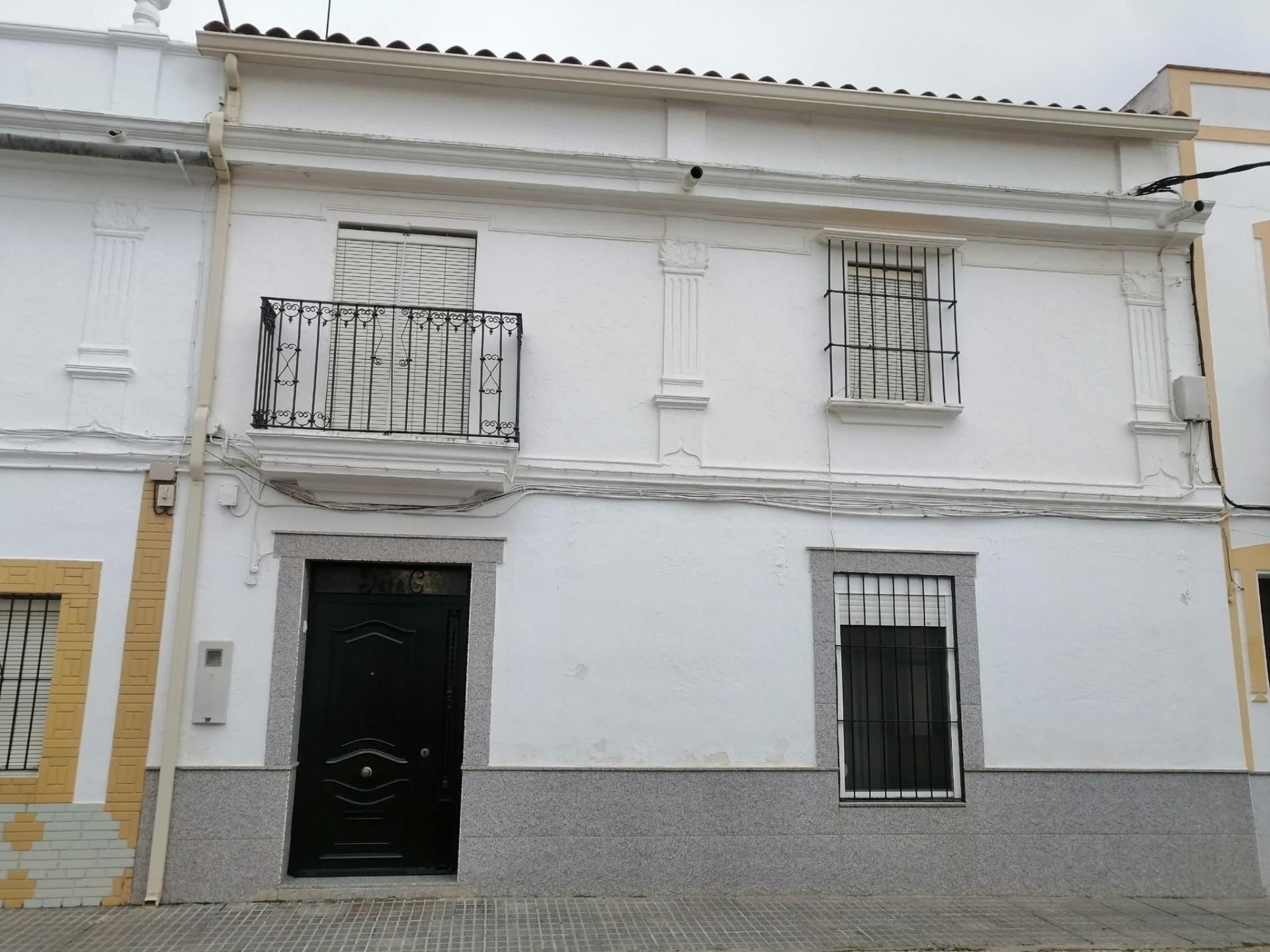 Vista exterior de Casa adosada en venda en Puebla de la Calzada amb Aire condicionat, Calefacció i Terrassa