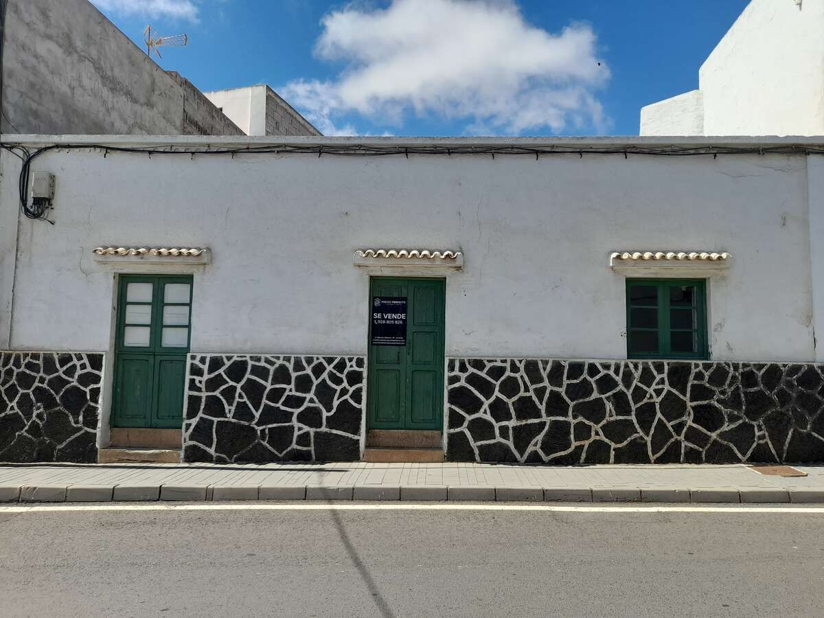 Vista exterior de Casa adosada en venda en San Bartolomé amb Jardí privat