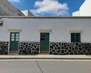 Vista exterior de Casa adosada en venda en San Bartolomé amb Jardí privat