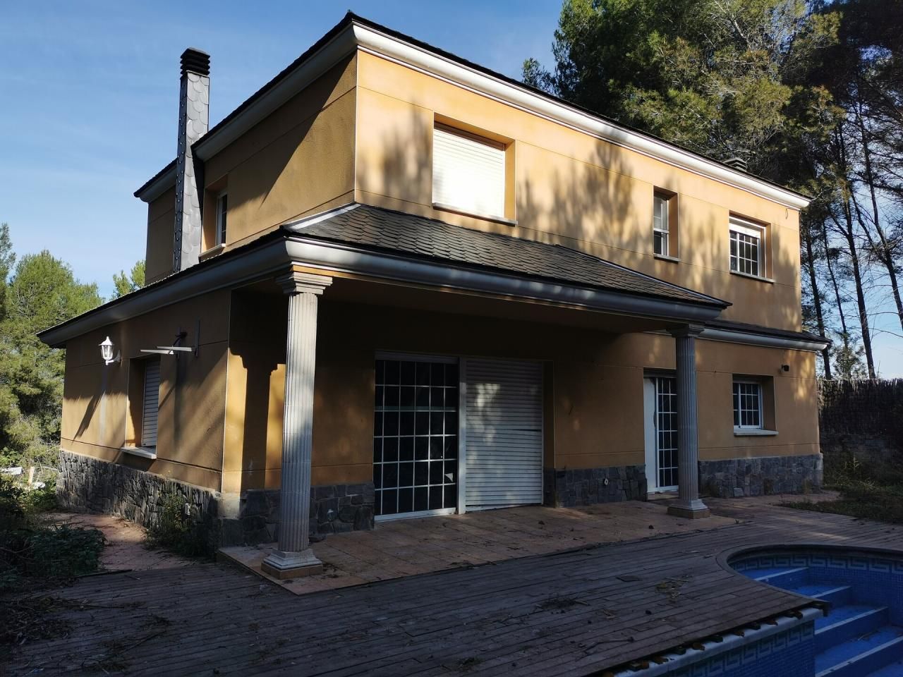 Vista exterior de Casa adosada en venda en Corbera de Llobregat amb Piscina