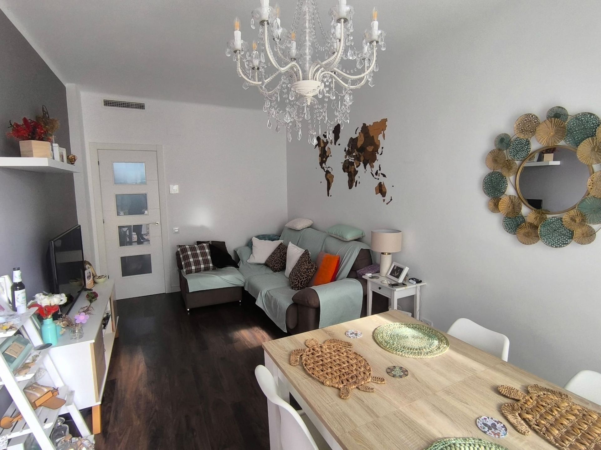 Sala d'estar de Pis en venda en L'Hospitalet de Llobregat amb Aire condicionat, Calefacció i Parquet