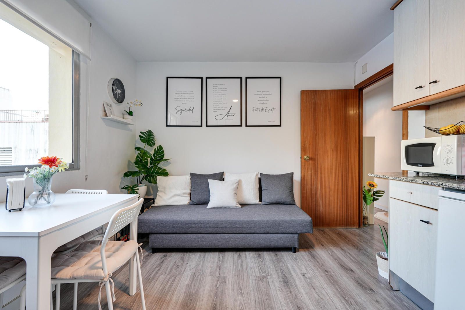 Sala d'estar de Pis en venda en  Barcelona Capital amb Parquet