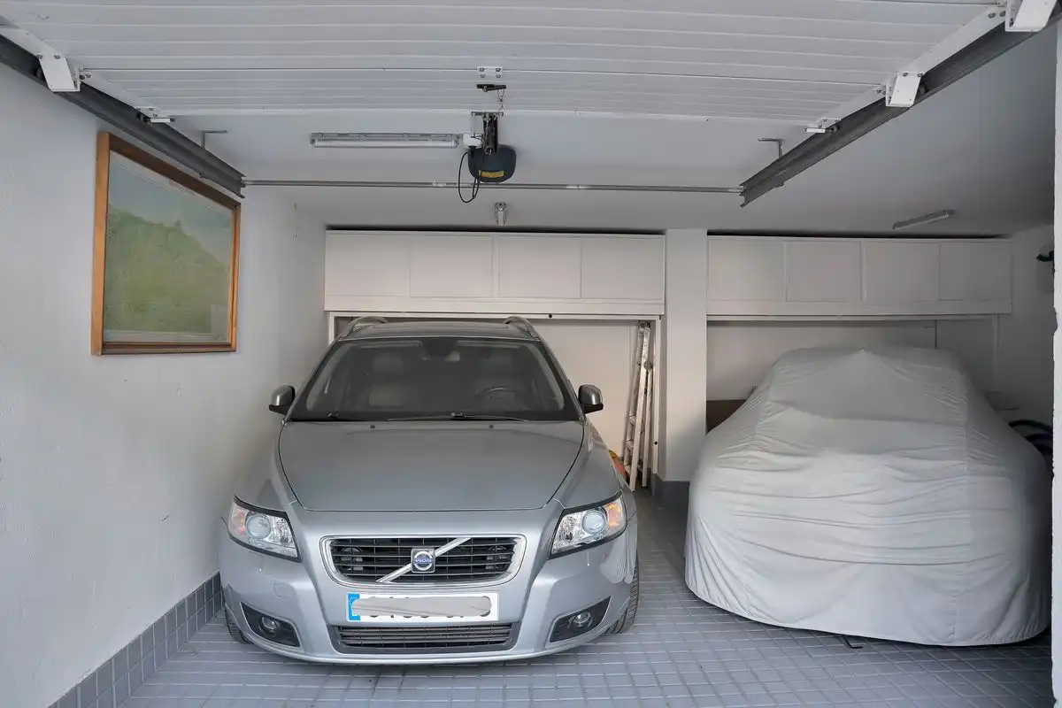 Aparcament de Casa o xalet en venda en Marbella amb Aire condicionat, Calefacció i Jardí privat