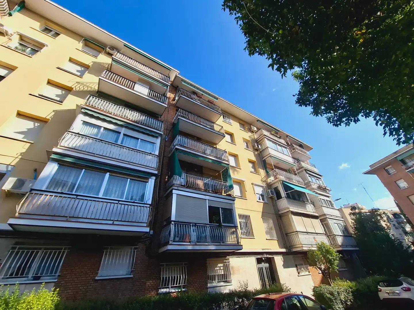 Vista exterior de Pis en venda en Madrid amb Calefacció, Terrassa i Forn