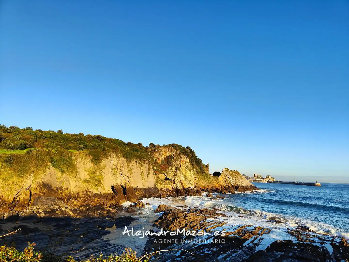 Vista exterior de Ático en venta en Castro-Urdiales con Calefacción, Parquet y Terraza