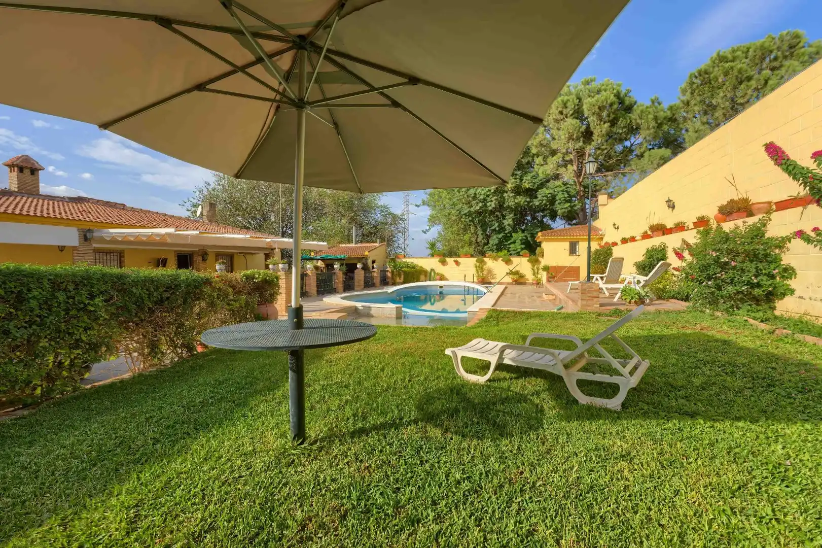 Jardín de Casa o chalet en venta en Sanlúcar la Mayor con Aire acondicionado, Calefacción y Jardín privado
