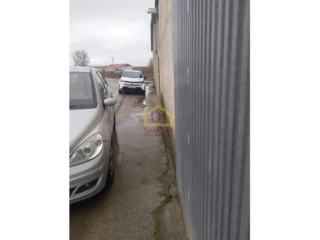 Parkplatz von Fabrikhallen zum Verkauf in Topas