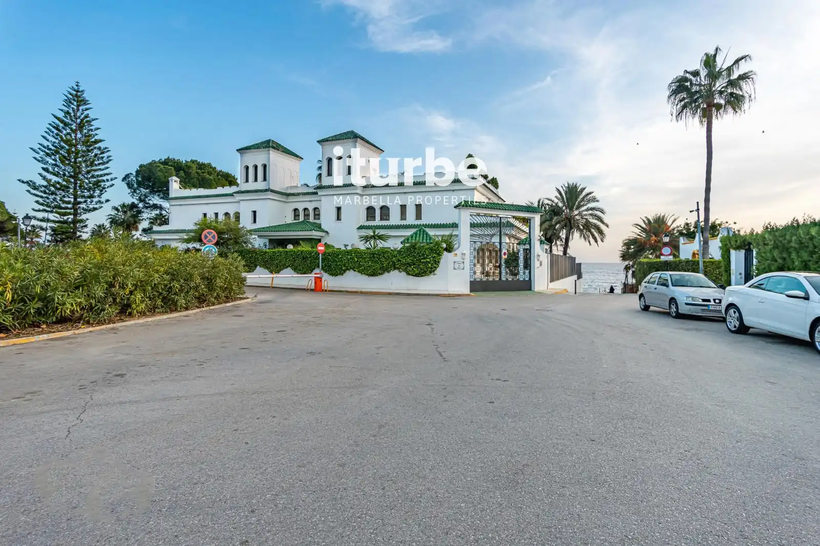 Vista exterior de Casa adosada de lloguer en Marbella amb Aire condicionat, Calefacció i Piscina