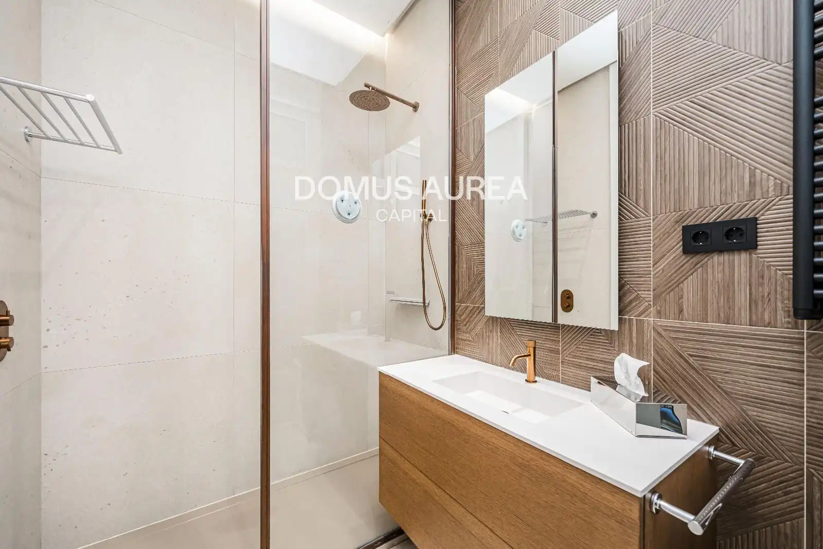 Bathroom of Flat for rent in Madrid  with Air Conditioner, Storage room and Furnished