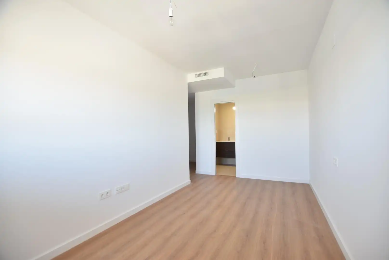 Piso de alquiler en Granada con Calefacción, Terraza y Piscina comunitaria