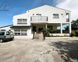 Vista exterior de Casa o xalet en venda en Villares de la Reina amb Terrassa, Piscina i Balcó