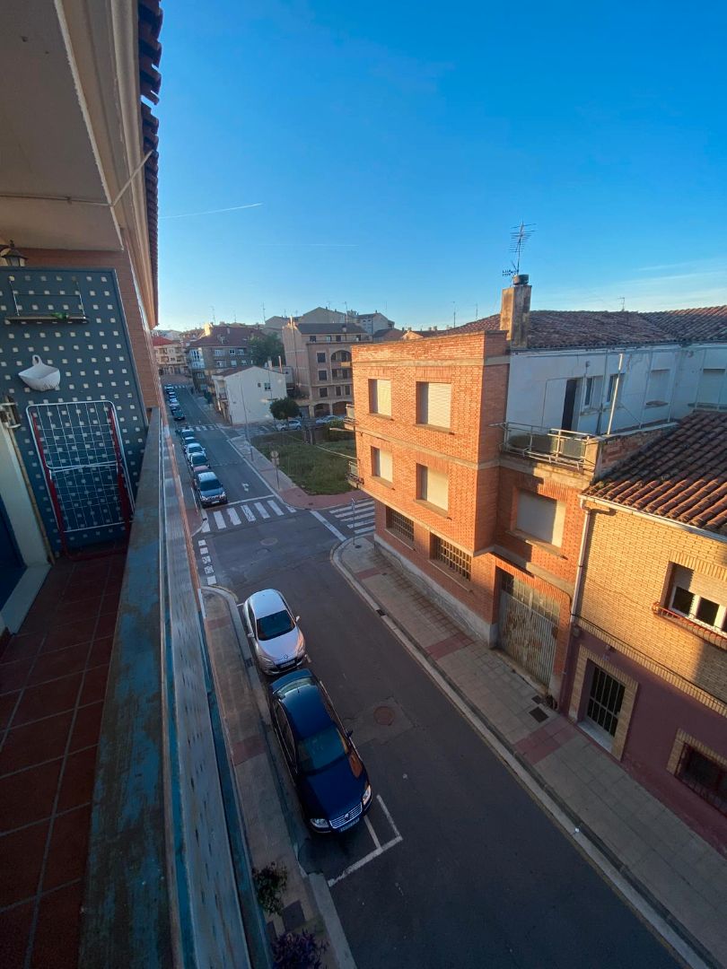 Vista exterior de Apartament de lloguer en Lardero amb Calefacció, Parquet i Terrassa