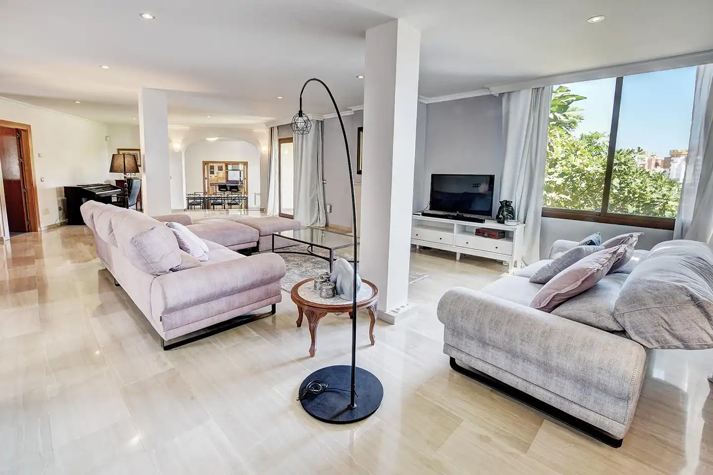 Sala d'estar de Casa o xalet en venda en Benalmádena amb Aire condicionat, Jardí privat i Terrassa