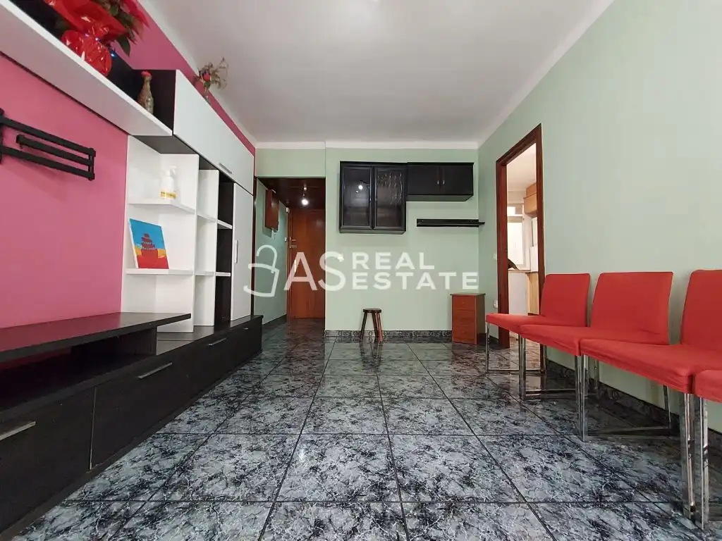 Sala de estar de Piso en venta en L'Hospitalet de Llobregat con Aire acondicionado y Amueblado