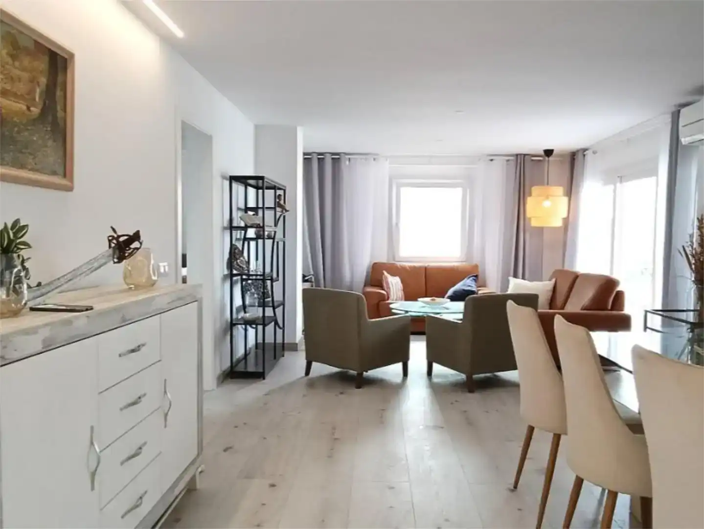 Sala d'estar de Apartament de lloguer en Pollença amb Aire condicionat, Jardí privat i Parquet