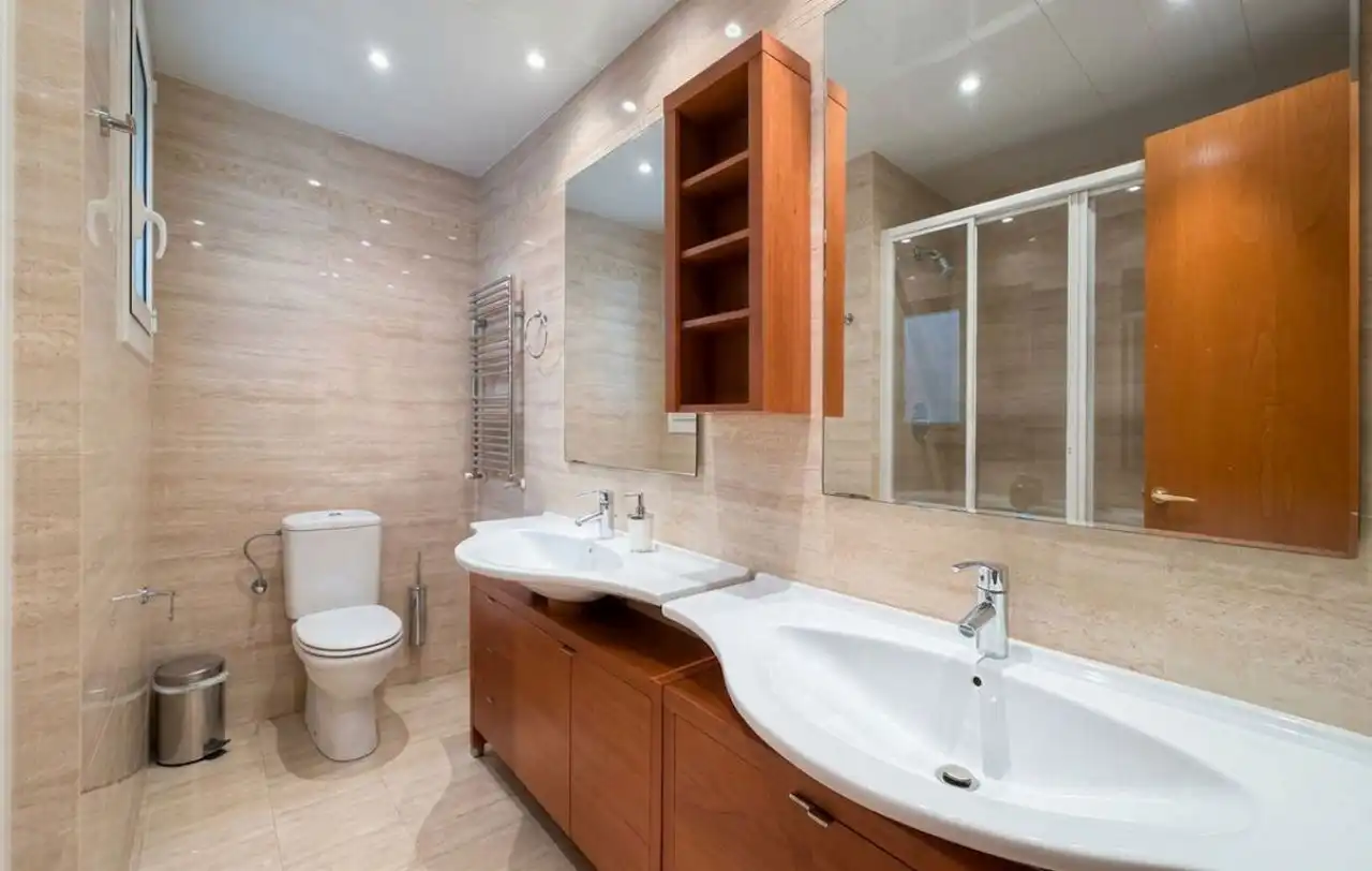 Badezimmer von Wohnung zum Verkauf in Barcelona mit Terrasse und Balkon
