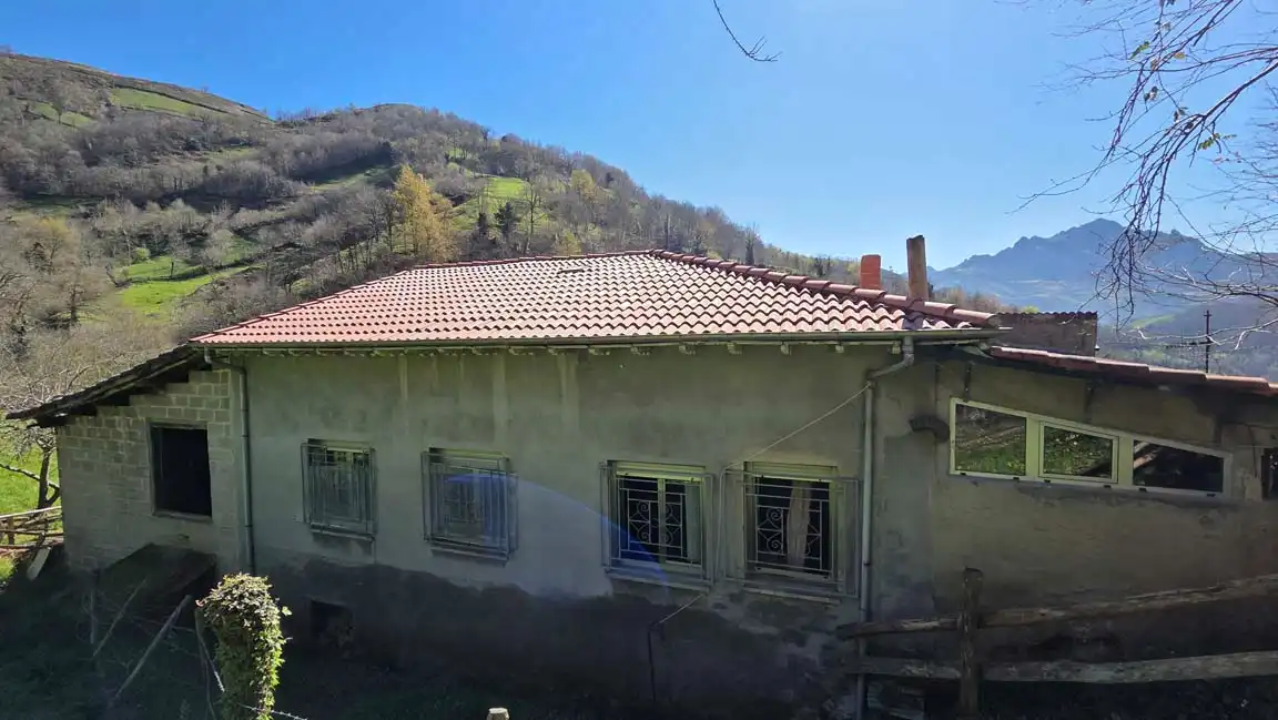 Außenansicht von Haus oder Chalet zum Verkauf in Laviana mit Heizung, Privatgarten und Parkett