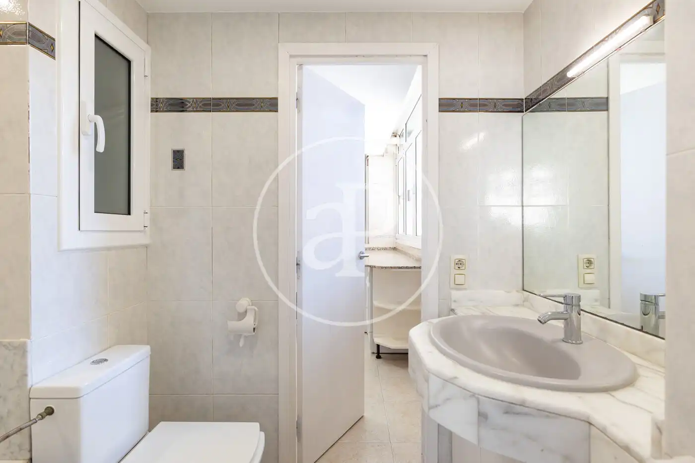 Badezimmer von Wohnung zum Verkauf in Barcelona mit Heizung und Privatgarten