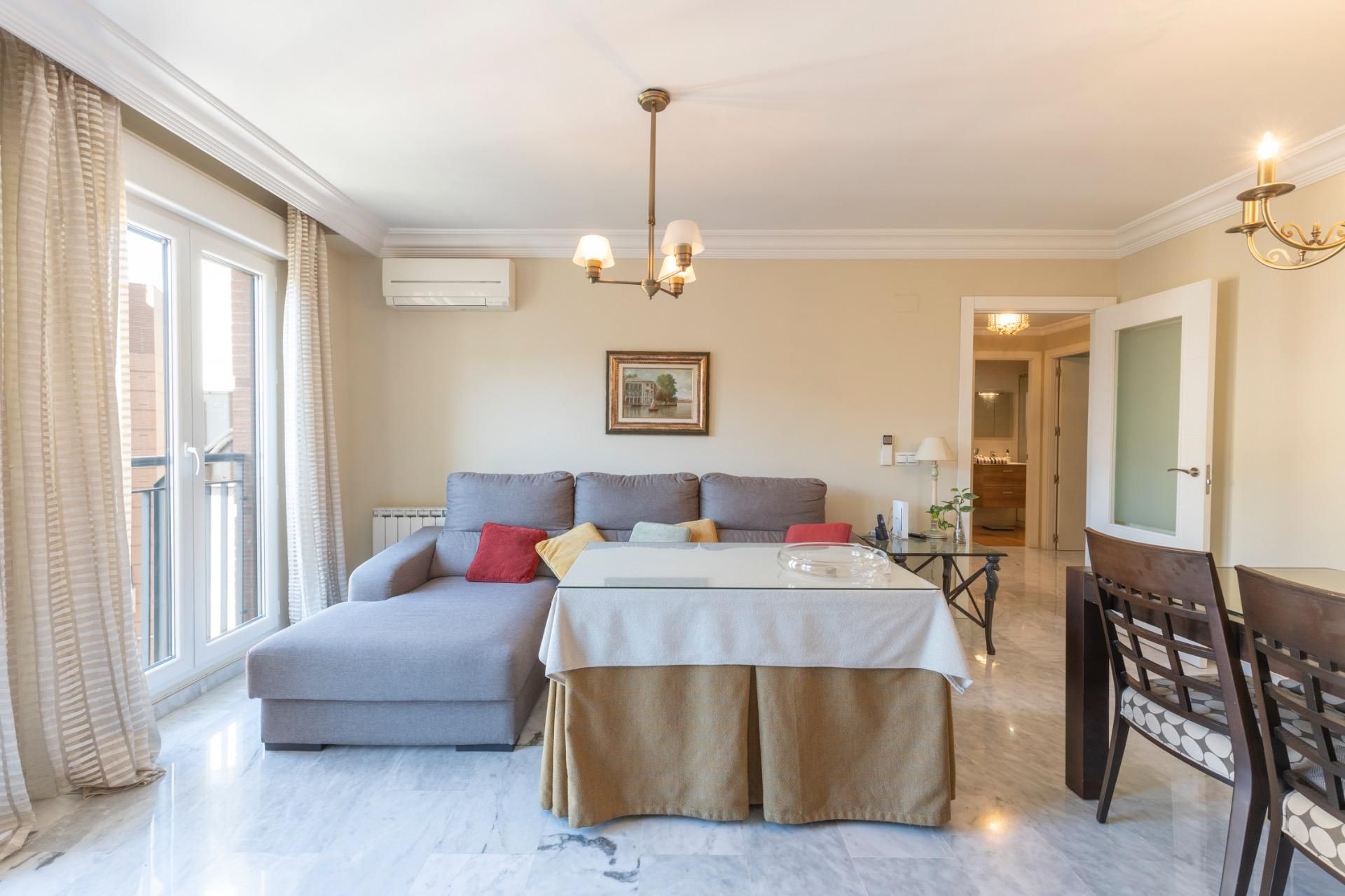 Sala d'estar de Pis en venda en  Granada Capital amb Aire condicionat, Calefacció i Piscina comunitària