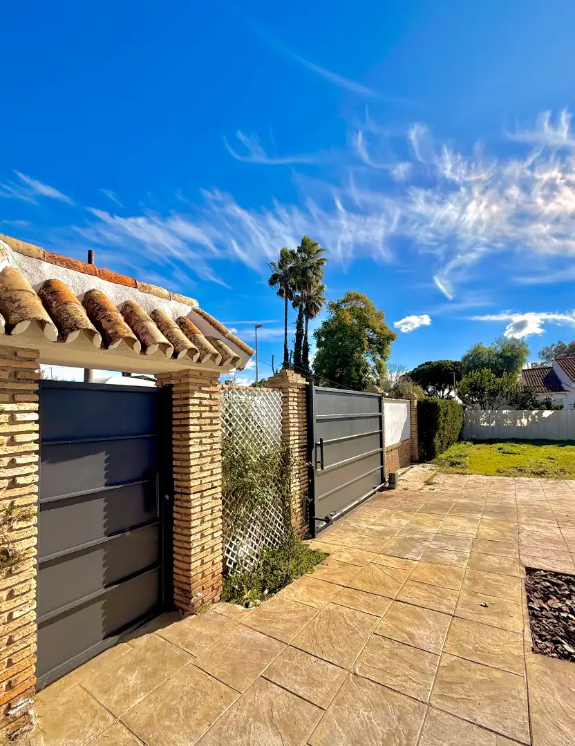 Vista exterior de Casa o xalet en venda en Espartinas amb Aire condicionat, Calefacció i Jardí privat