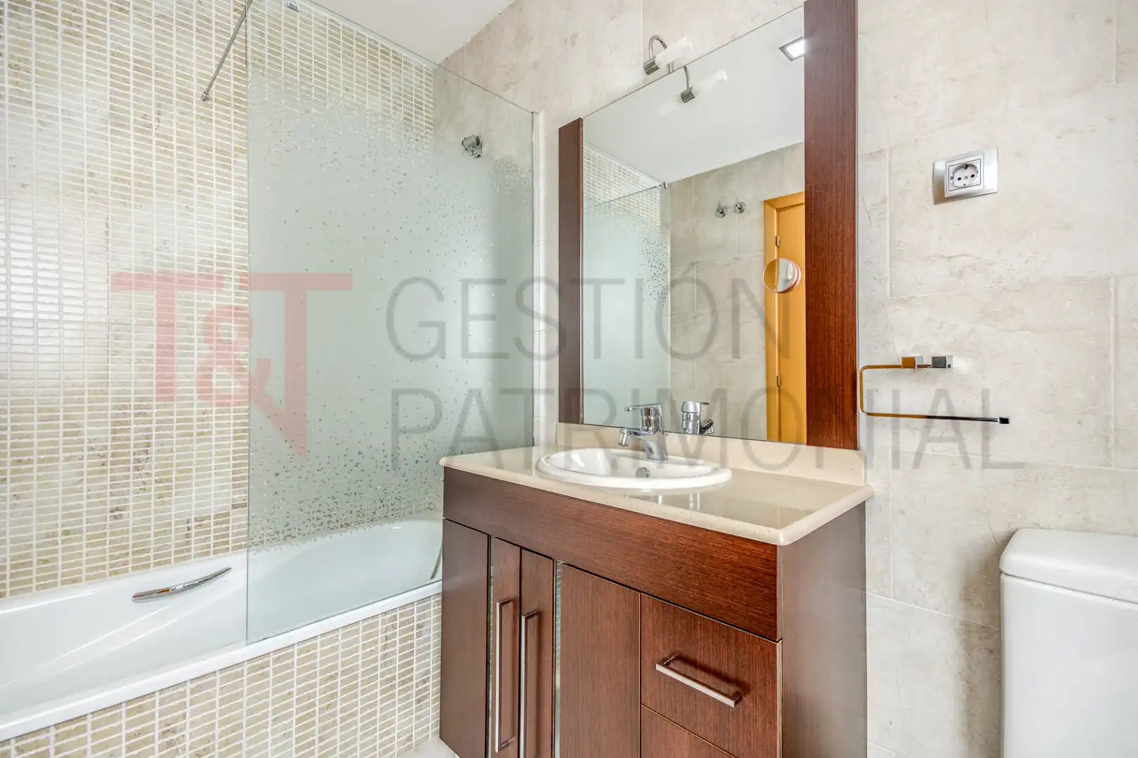 Badezimmer von Einfamilien-Reihenhaus zum Verkauf in El Masnou mit Klimaanlage, Heizung und Terrasse