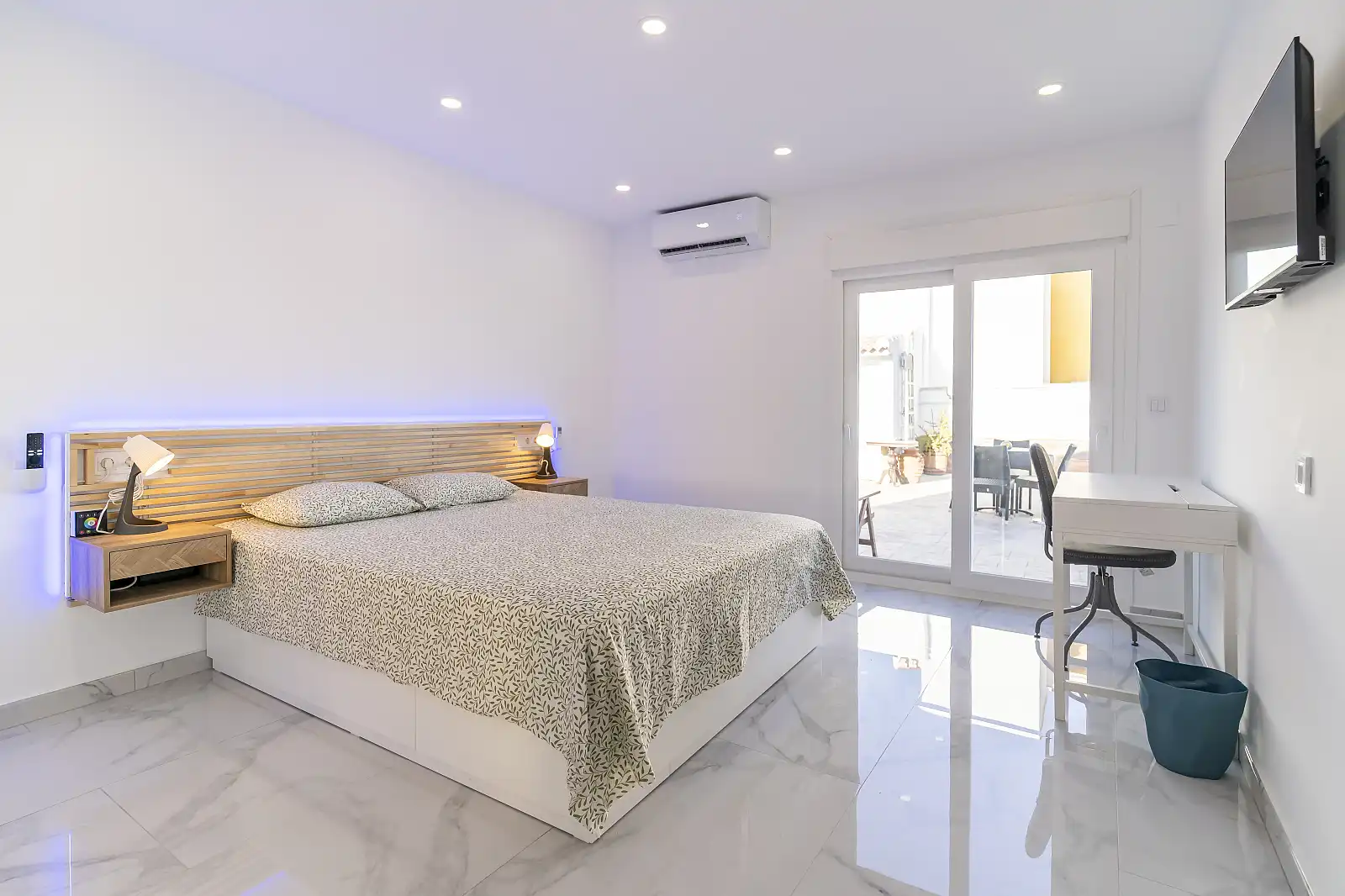 Bedroom of Houses for sale in Benalmádena  with Air Conditioner, Terrace and Swimming Pool