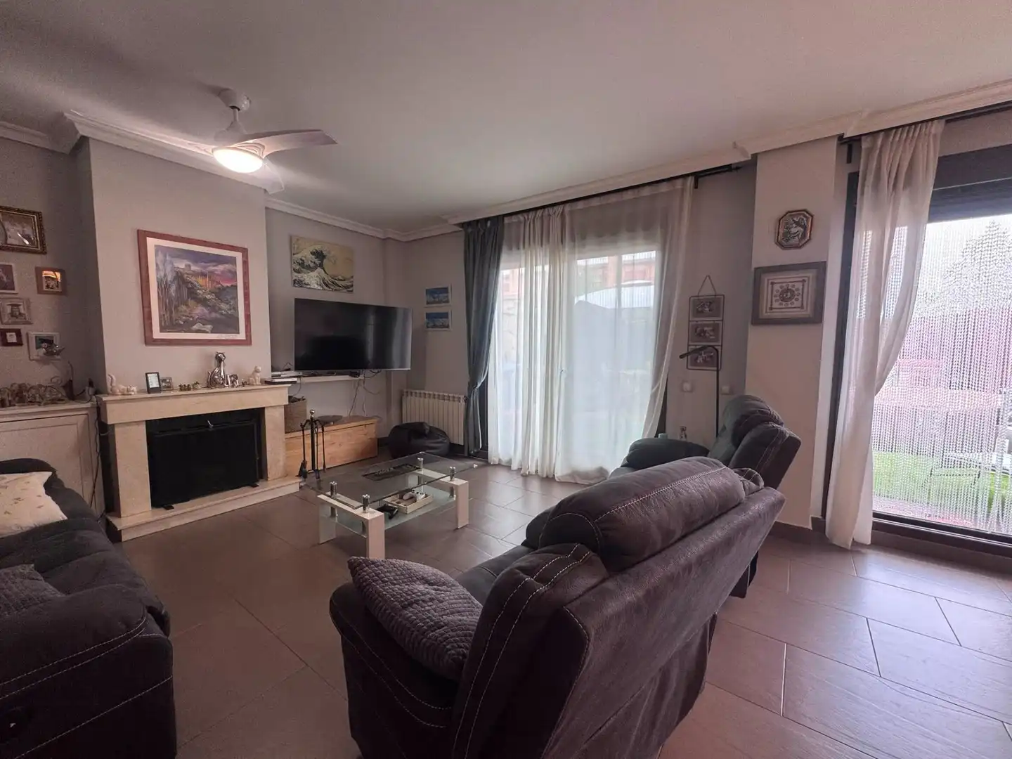 Sala de estar de Casa adosada en venta en Yebes con Calefacción, Balcón y Piscina comunitaria