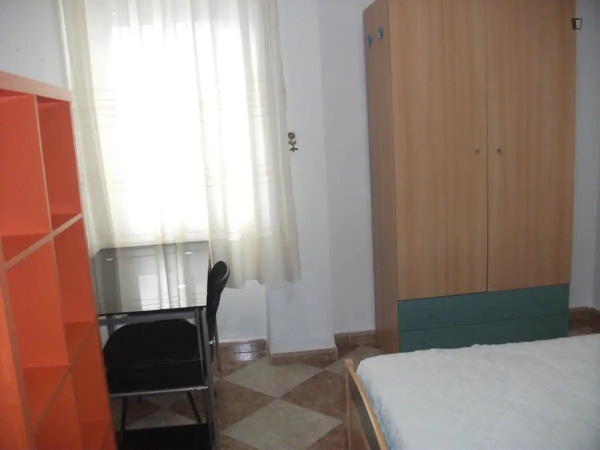 Dormitori de Apartament per a compartir en Granada amb Moblat, Forn i Rentadora