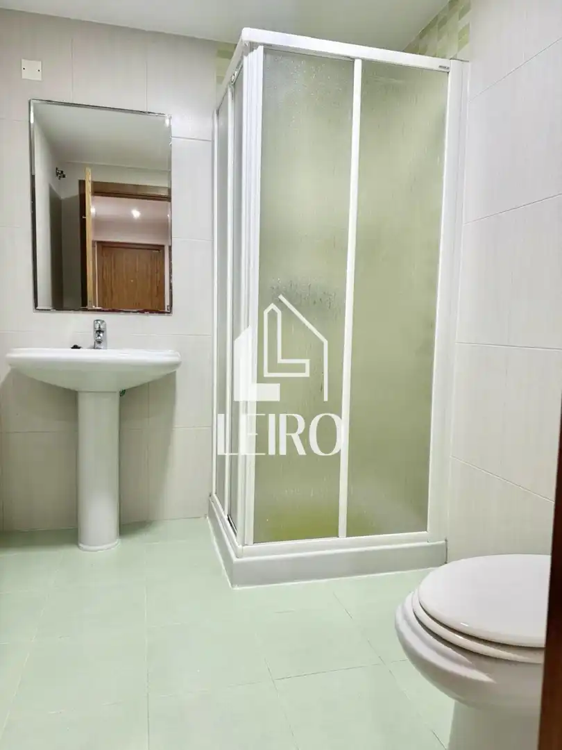 Baño de Apartamento en venta en Vilagarcía de Arousa con Calefacción, Terraza y Trastero