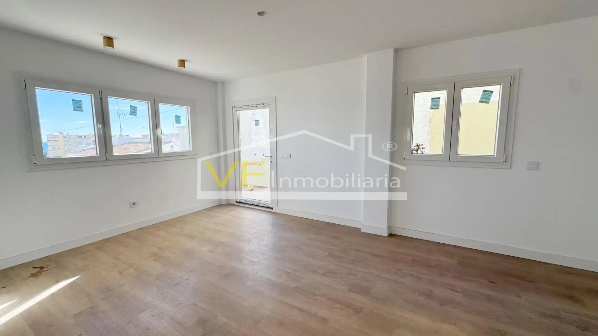 Sala d'estar de Dúplex en venda en Torremolinos amb Jardí privat, Terrassa i Traster