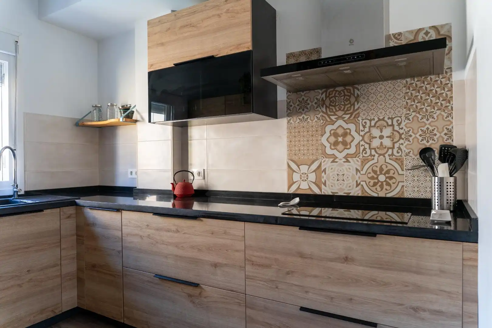 Cuina de Casa adosada en venda en San Juan de Aznalfarache amb Aire condicionat, Jardí privat i Terrassa