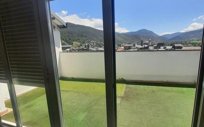 Vista exterior de Dúplex en venda en La Seu d'Urgell amb Calefacció, Terrassa i Traster