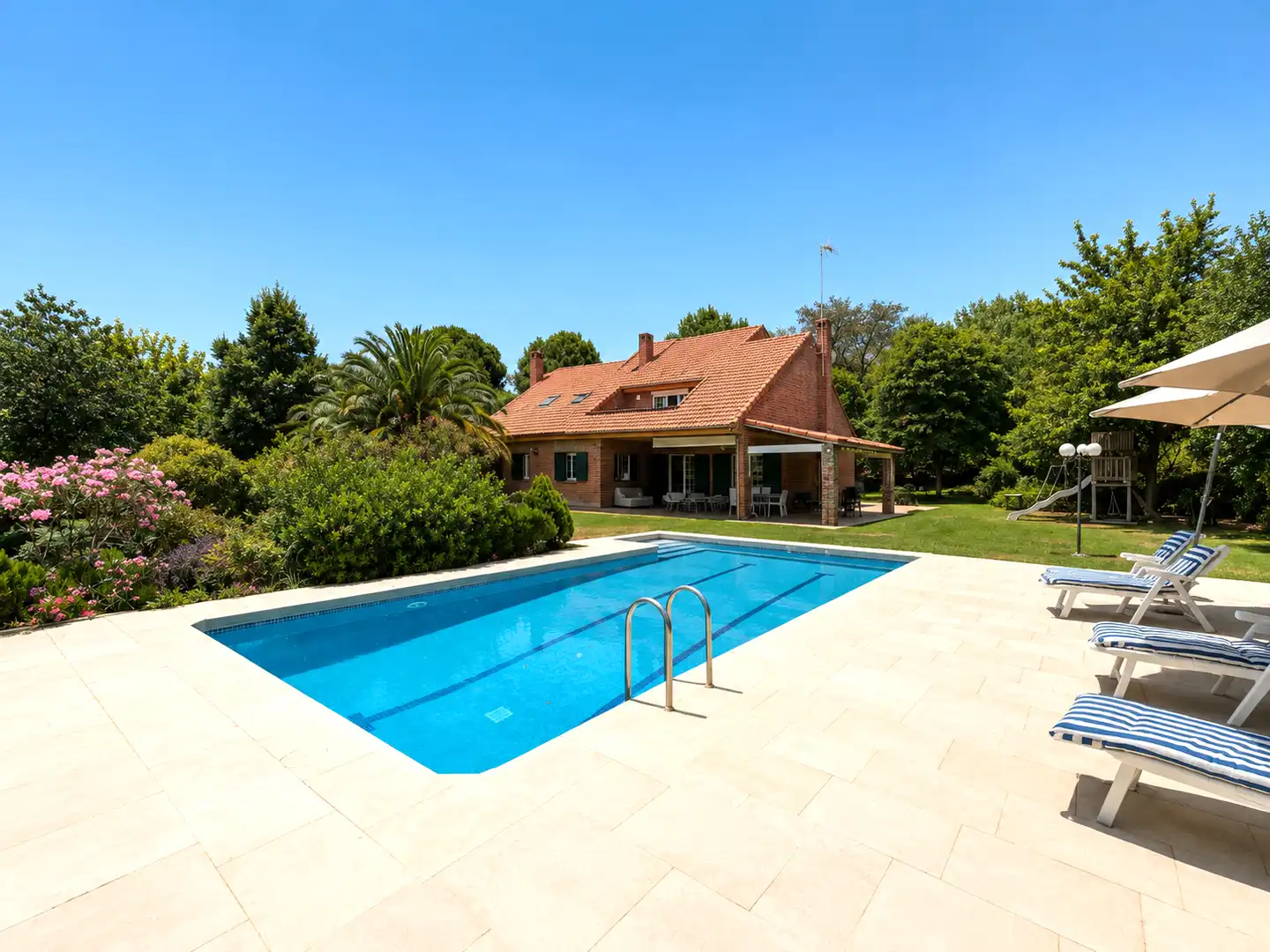 Piscina de Casa o chalet de alquiler con opción a compra en Ciudalcampo con Aire acondicionado, Calefacción y Jardín privado