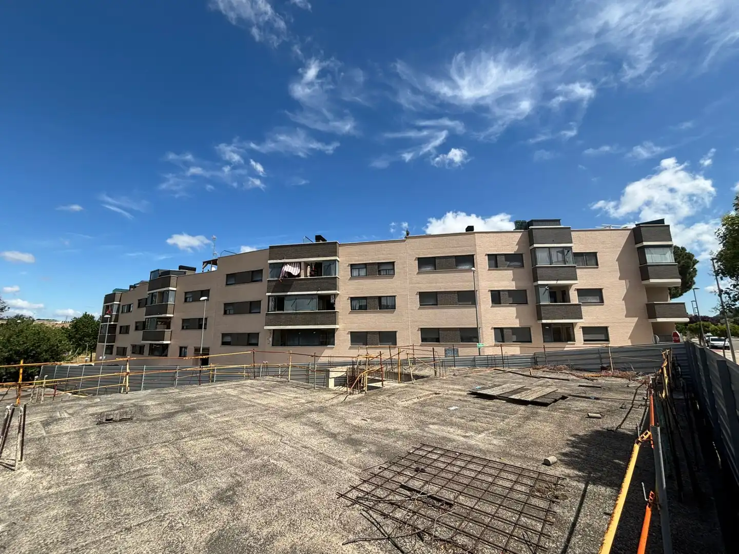 Vista exterior de Edificio en venta en Cadrete con Alarma y Piscina comunitaria