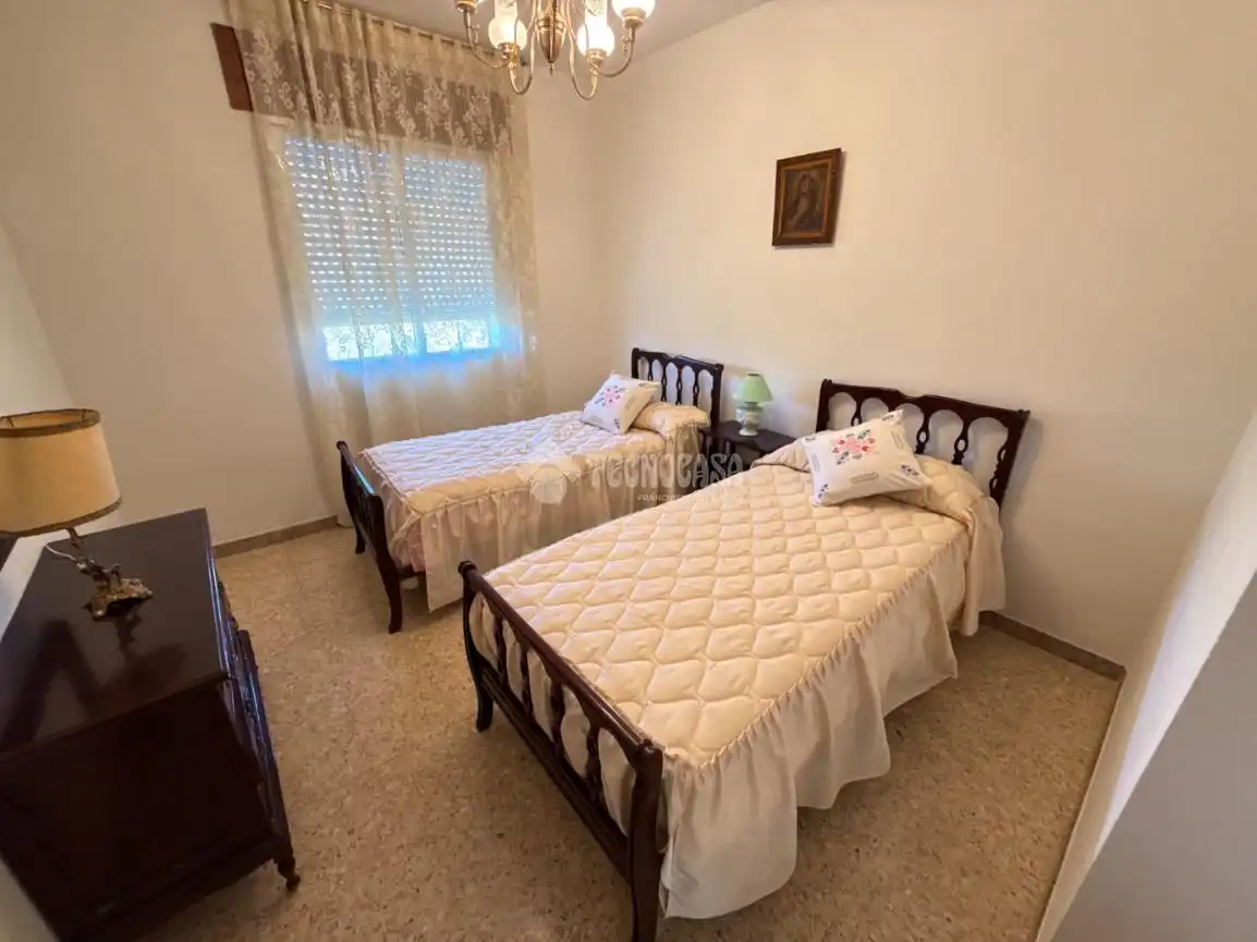 Habitación de Casa adosada en venta en Lucillos con Balcón