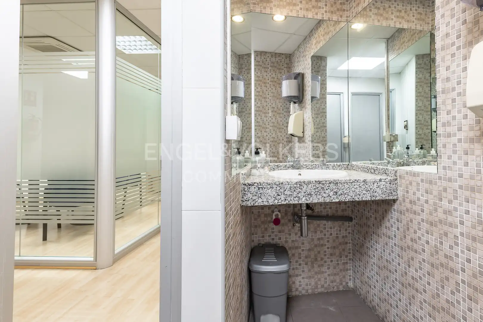 Badezimmer von Geschaftsraum zur Miete in Barcelona mit Klimaanlage und Möbliert